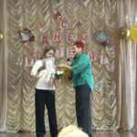 Пятница, 3 октября была необыкновенным днём. В преддверии Дня учителя мы постарались от души. Утром встречали учителей и поднимали настроение прямо в дверях школы.