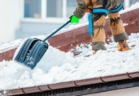 Зимняя безопасность. Уборка снега с крыш предупредит ЧП